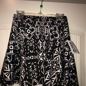 Girls black and white mini skate skirt